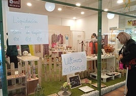 Esta tienda, en la Galería Comercial Oliveros, cerró hace unos días y, en la imagen, durante el periodo de liquidación de los artículos.