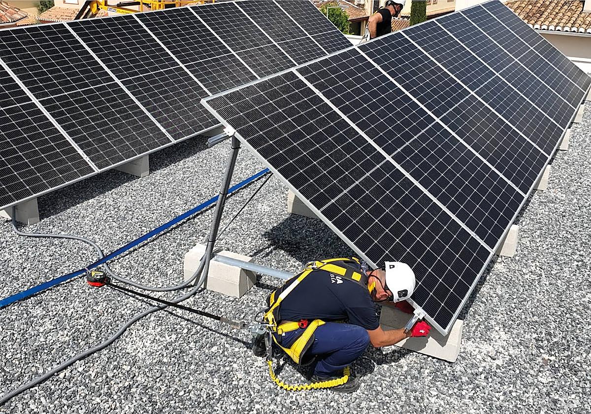 Un profesional en una instalación de Greening Group, una de las empresas.