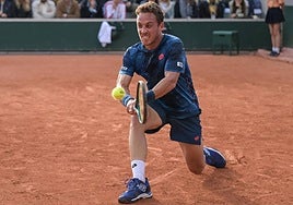 Roberto Carballés devuelve la bola de revés en Roland Garros.