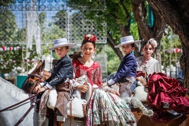 Los jóvenes jinetes, en el recinto ferial a lomos de sus caballos.