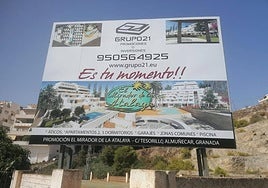 Valla publicitaria ubicada en la parcela donde supuestaente se construiría la promoción en Almuñécar.