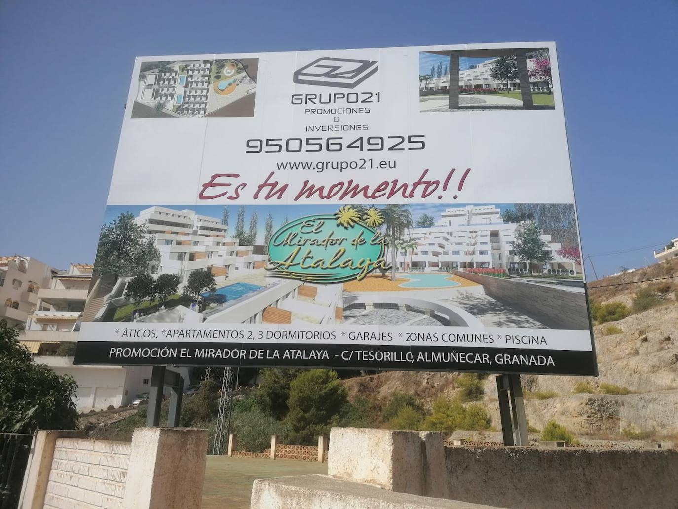 Valla publicitaria ubicada en la parcela donde supuestaente se construiría la promoción en Almuñécar.