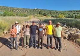 Erik Domínguez, Luis Mariano Cmacho y Miguen Ángel Manrique junto a pastores trashumantes.