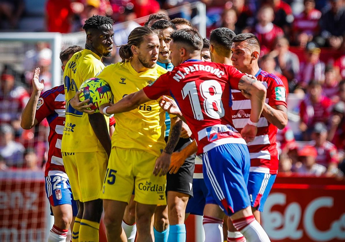 Petrovic, en un partido con el Granada.