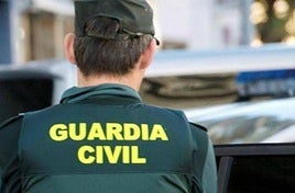 Destroza la terraza de una churrería en Almuñécar y luego entra a robar en una casa