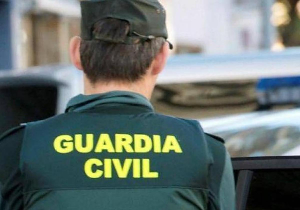 Destroza la terraza de una churrería en Almuñécar y luego entra a robar en una casa