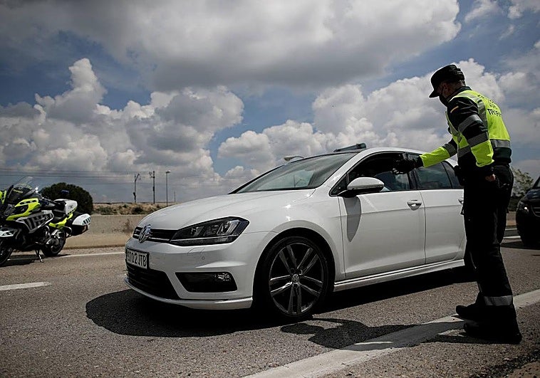 El aviso de la Guardia Civil a quienes cuelgan elementos del espejo retrovisor