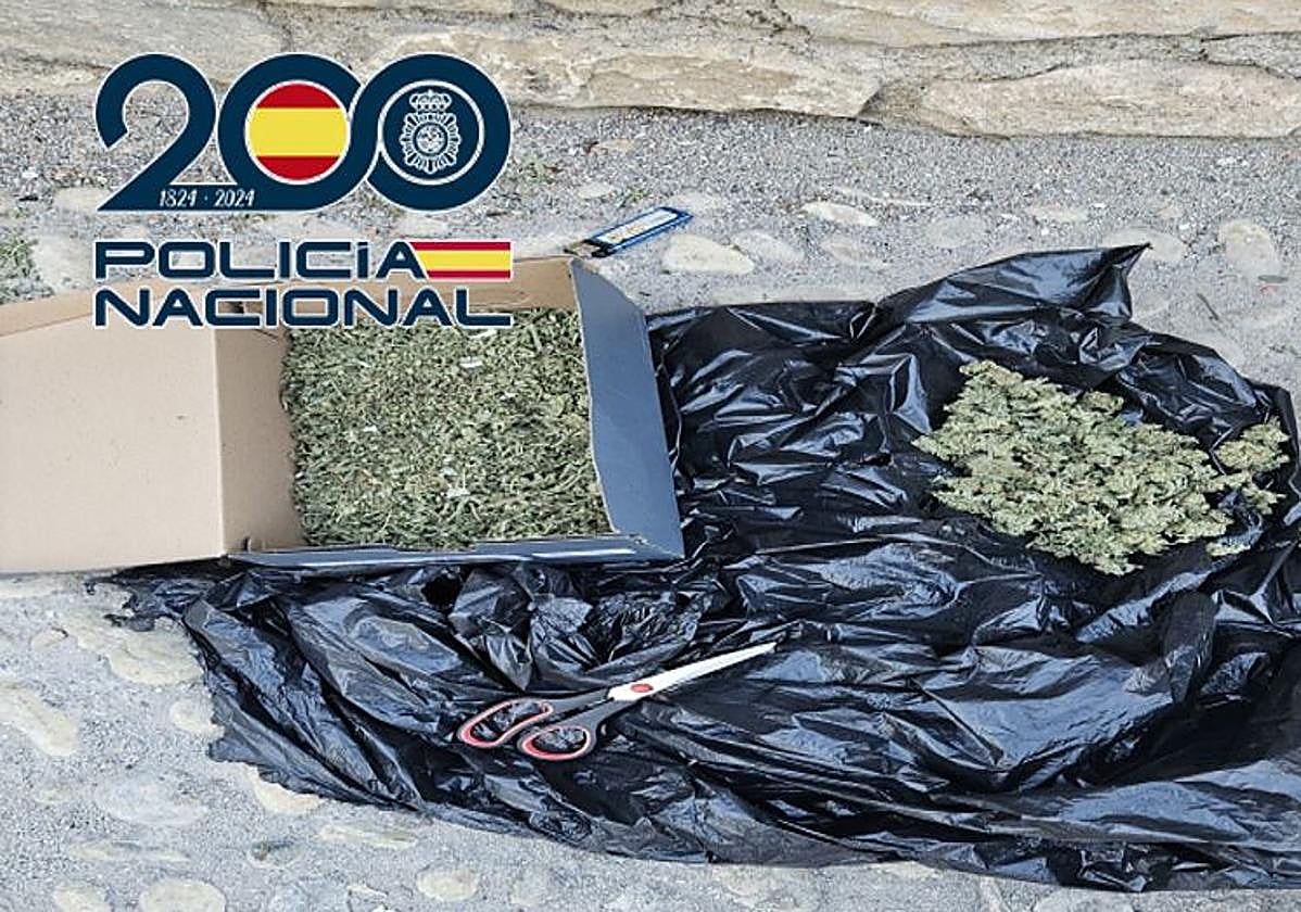 Sorprenden a un hombre con 22 detenciones previas cortando marihuana en plena calle en Granada