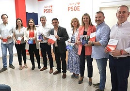 Francisco Reyes y Julio Millán con concejales del PSOE de Jaén.