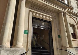 Acceso a la Audiencia de Jaén, en la capital.