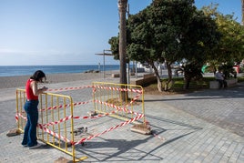 Hueco que ha dejado el robo de la escultura en el paseo marítimo.