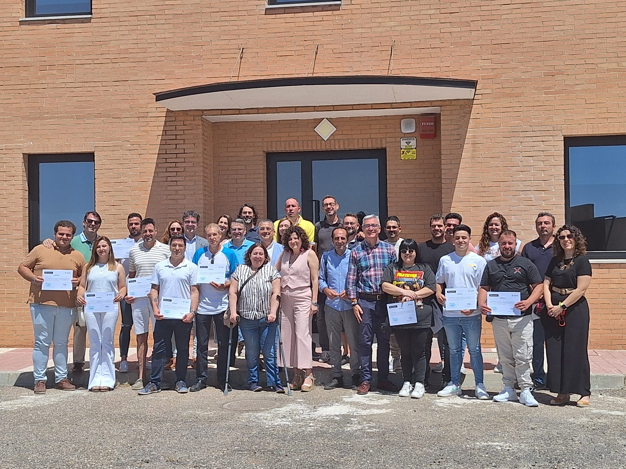 Alumnado y representantes de las instituciones y entidades participantes en el curso de formación.