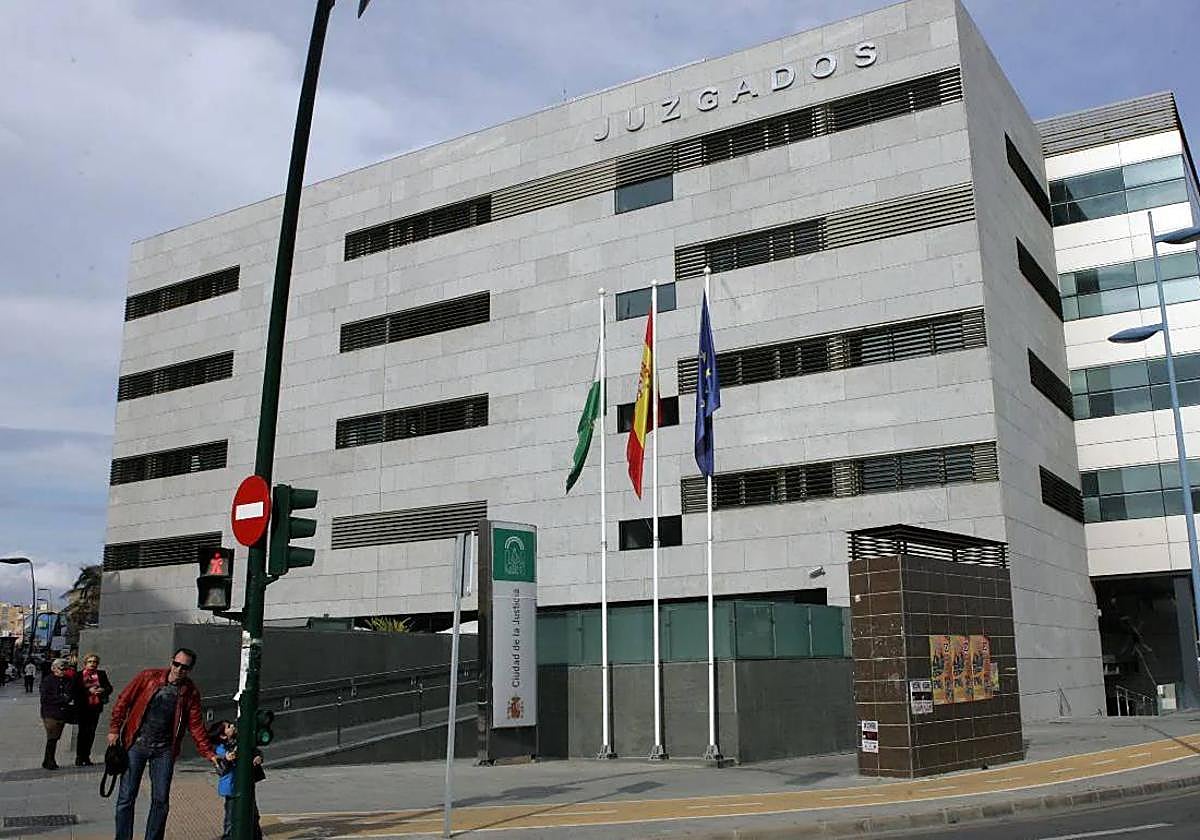 Absuelven a dos acusados de cultivar más de 4.000 plantas de marihuana en invernaderos de Níjar