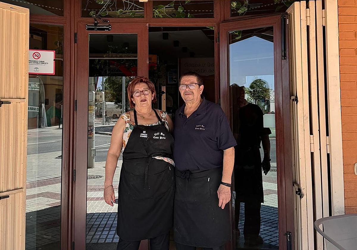 Antonia y José en la puerta su bar.