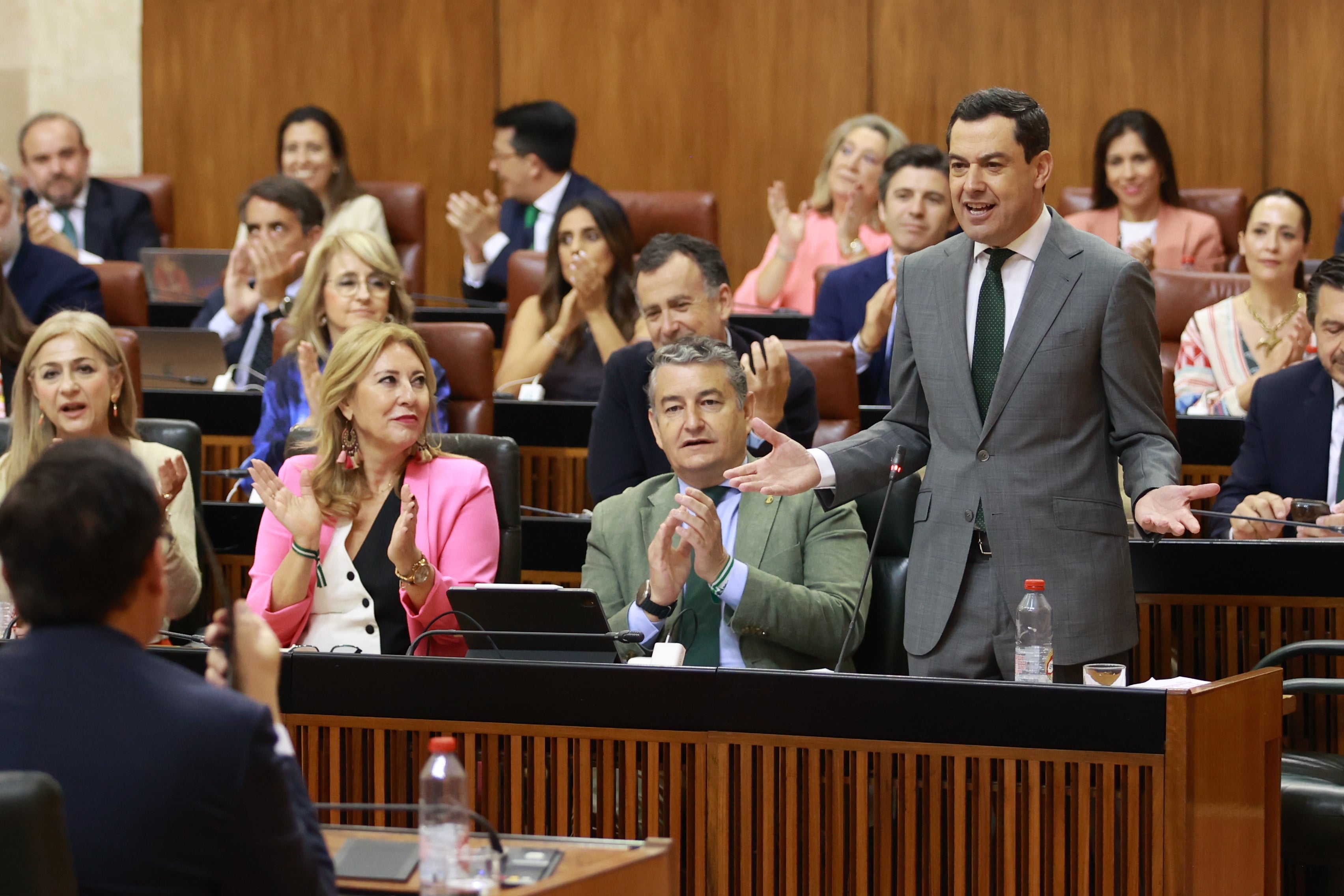 Juanma Moreno se dirige al grupo socialista durante una de sus intervenciones en el pleno.