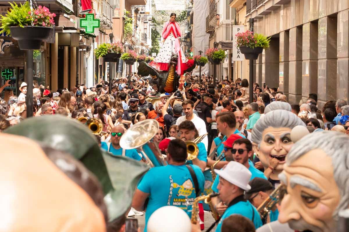 Santa Marta, el dragón, cabezones, charanga y mucha gente con ganas de Tarasca, en Mesones.