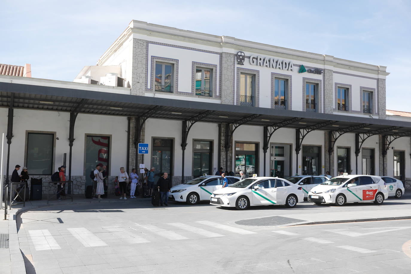 Taxis en la estación de tren de Granada