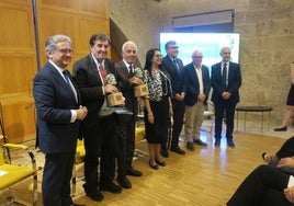 Luis García Montero y Abdelkader Chaui (segundo y tercero por la izquierda), tras recibir sus galardones.