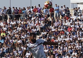 Imagen del partido del pasado domingo con una de las gradas de La Victoria repleta de aficionados.