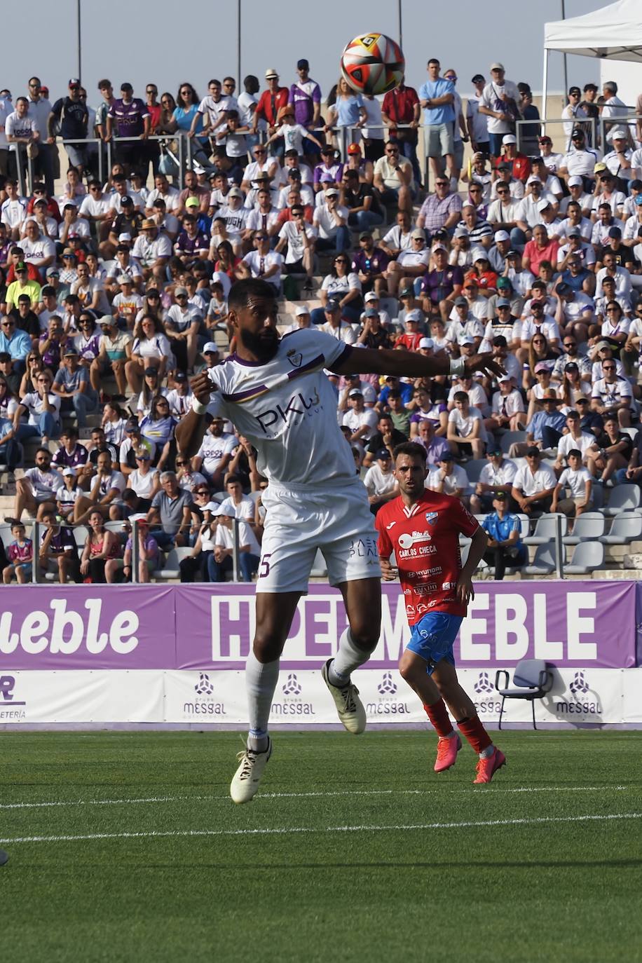 Imagen del partido del pasado domingo con una de las gradas de La Victoria repleta de aficionados.
