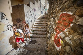 Turistas paseando por las calles del entorno del Mirador de la Churra.