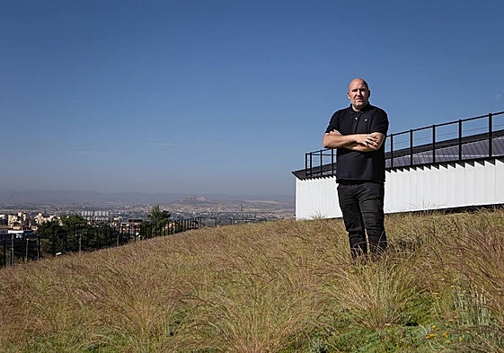 Tomás García, en el tejado ajardinado que ha diseñado en las cocheras del metro.