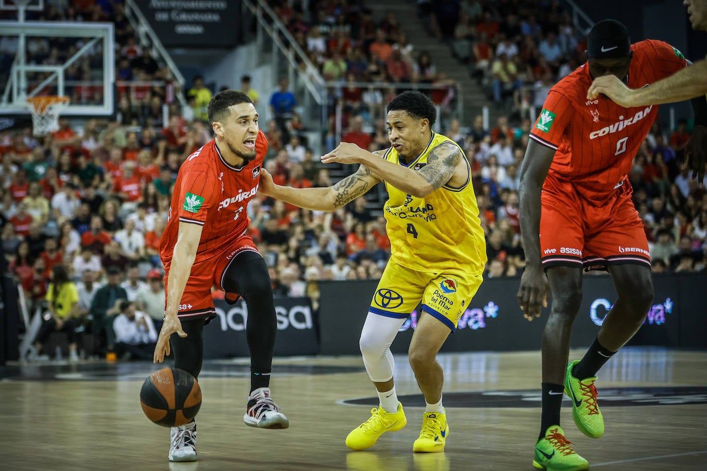Scott Bamforth bota el balón frente a Slaughter.