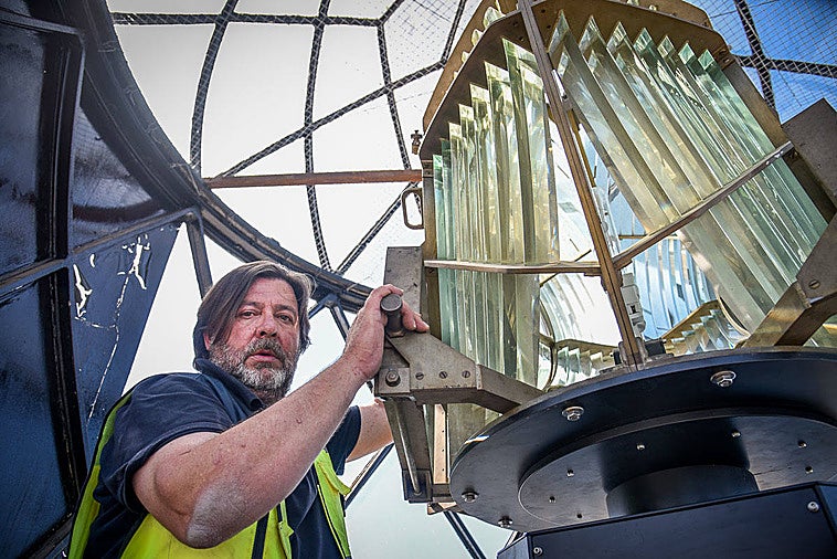 Jorge Lacuesta, técnico del servicio de ayuda a la navegación, posa para IDEAL en la linterna del faro.