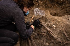 Una experta trabaja en las fosas de Víznar.