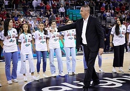 Ángel Vaca dirige una actuación durante un tiempo muerto en el Palacio de los Deportes.