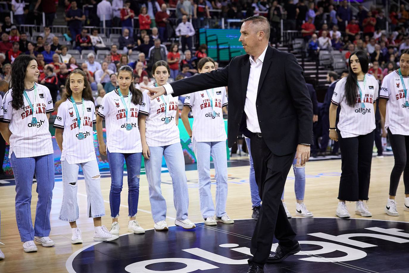 Ángel Vaca dirige una actuación durante un tiempo muerto en el Palacio de los Deportes.