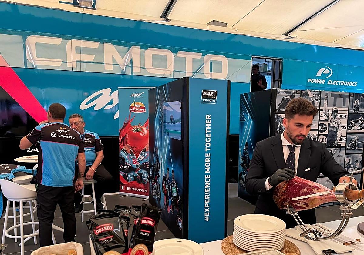Imagen principal - El cortador de jamón de Granada que triunfa con Broncano y en MotoGP