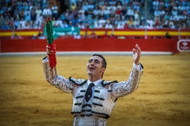 El Fandi, en uno de sus grandes pares de banderillas, este jueves