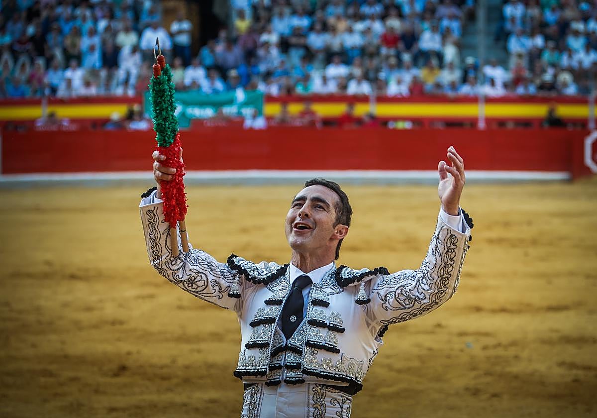 El Fandi, en uno de sus grandes pares de banderillas, este jueves
