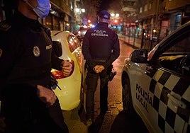 Arrestado cuando traficaba con éxtasis líquido y speed en una zona de ocio de Granada.