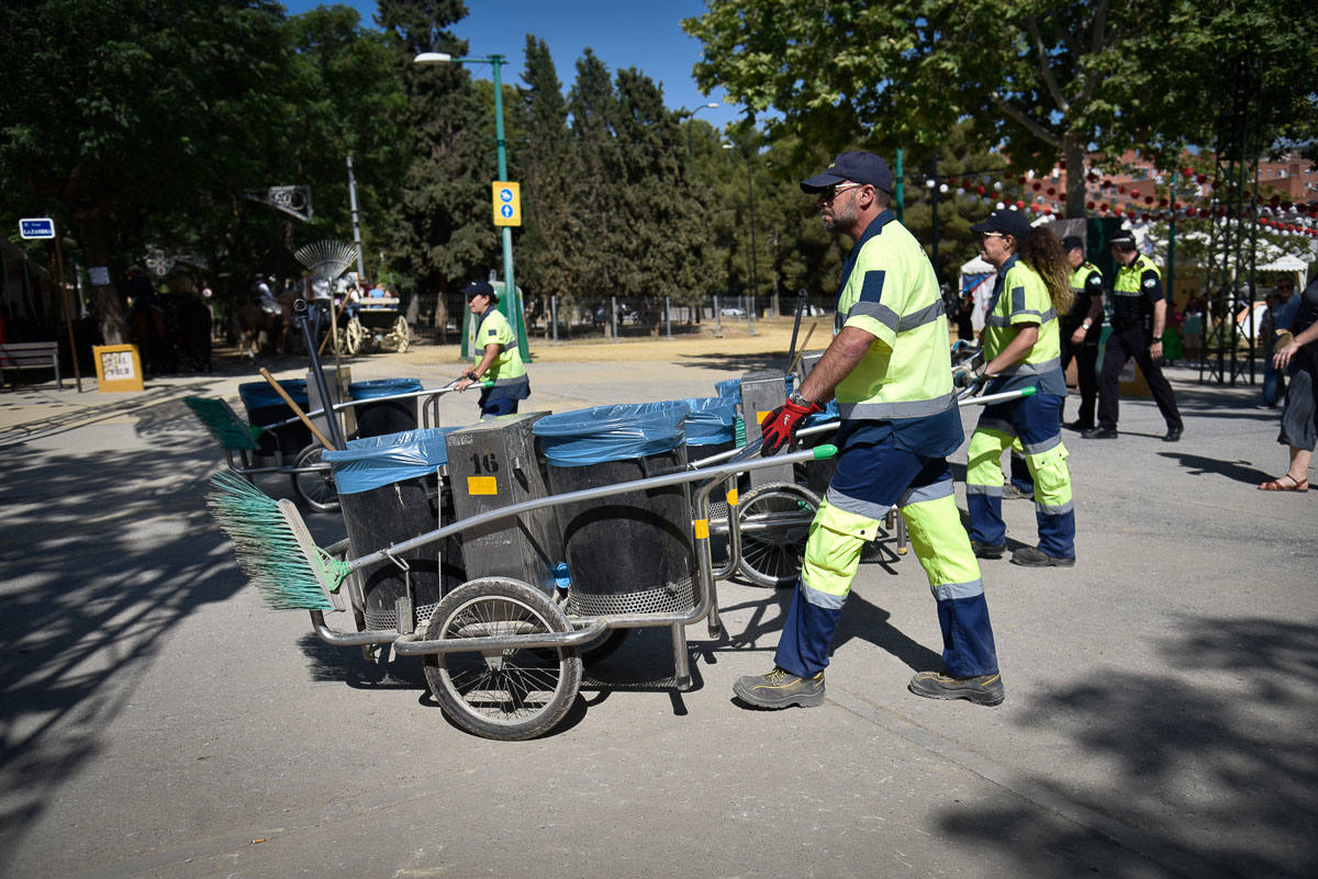 Imagen secundaria 1 - Los caballos abandonaban el ferial y el personal de hostelería y limpieza arrancaba su último turno en la feria.