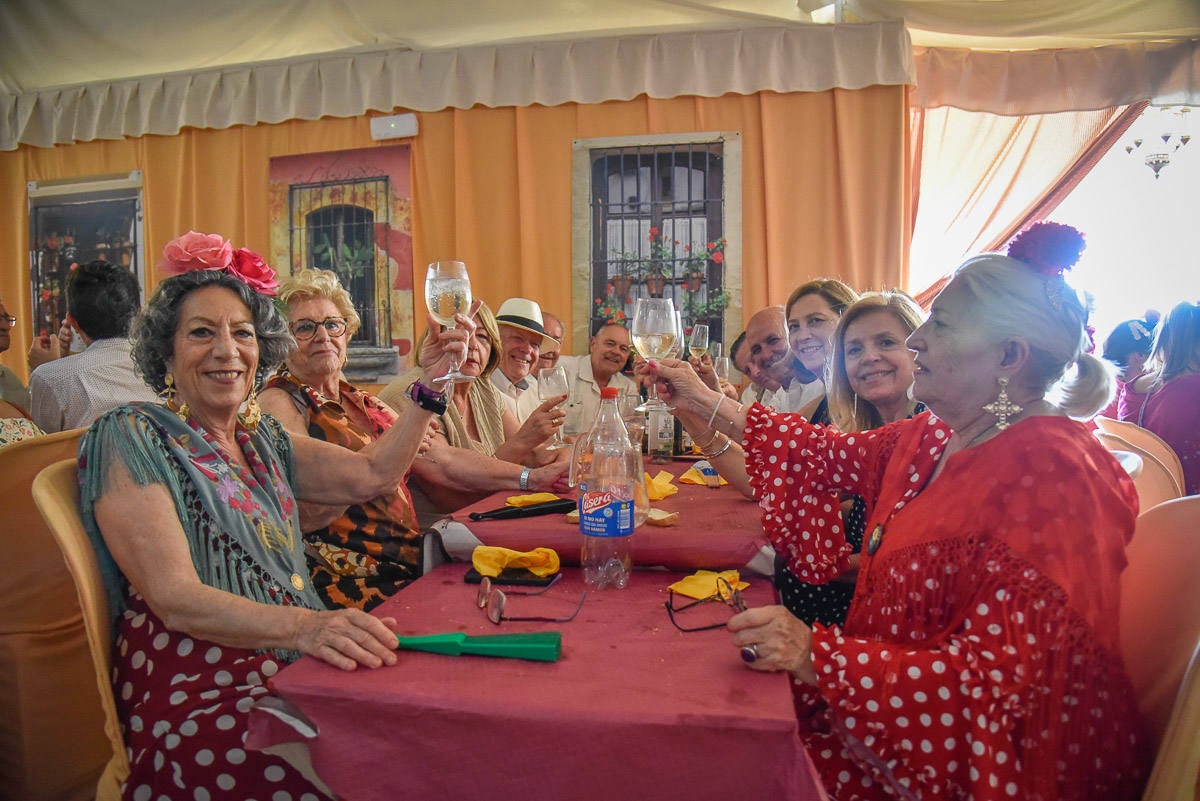 Imagen secundaria 1 - Los granadinos disfrutaron del último día de Corpus con amigos y familia.