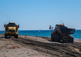 Trabajos en Playa Granada por el último temporal.