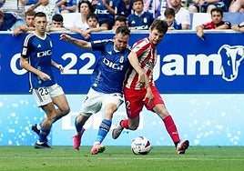 Sebas Moyano disputa un balón con Guille Rosas, del Sporting, en el Carlos Tartiere.