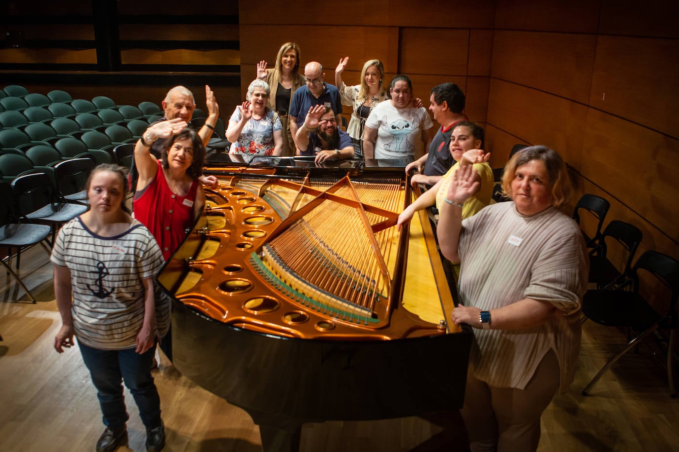 Los usuarios rodean el piano para sentir la música y emocionarse con ella.