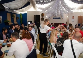 Varios grupos comiendo en la caseta Algarabía, en el ferial.