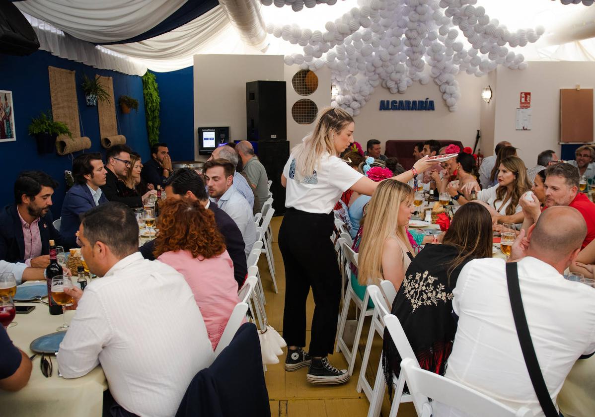 Varios grupos comiendo en la caseta Algarabía, en el ferial.