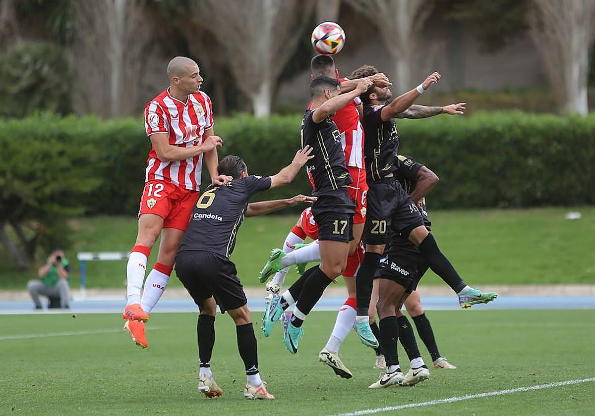 Indálicos y jiennenses escenificaron un partido intenso en la última cita.