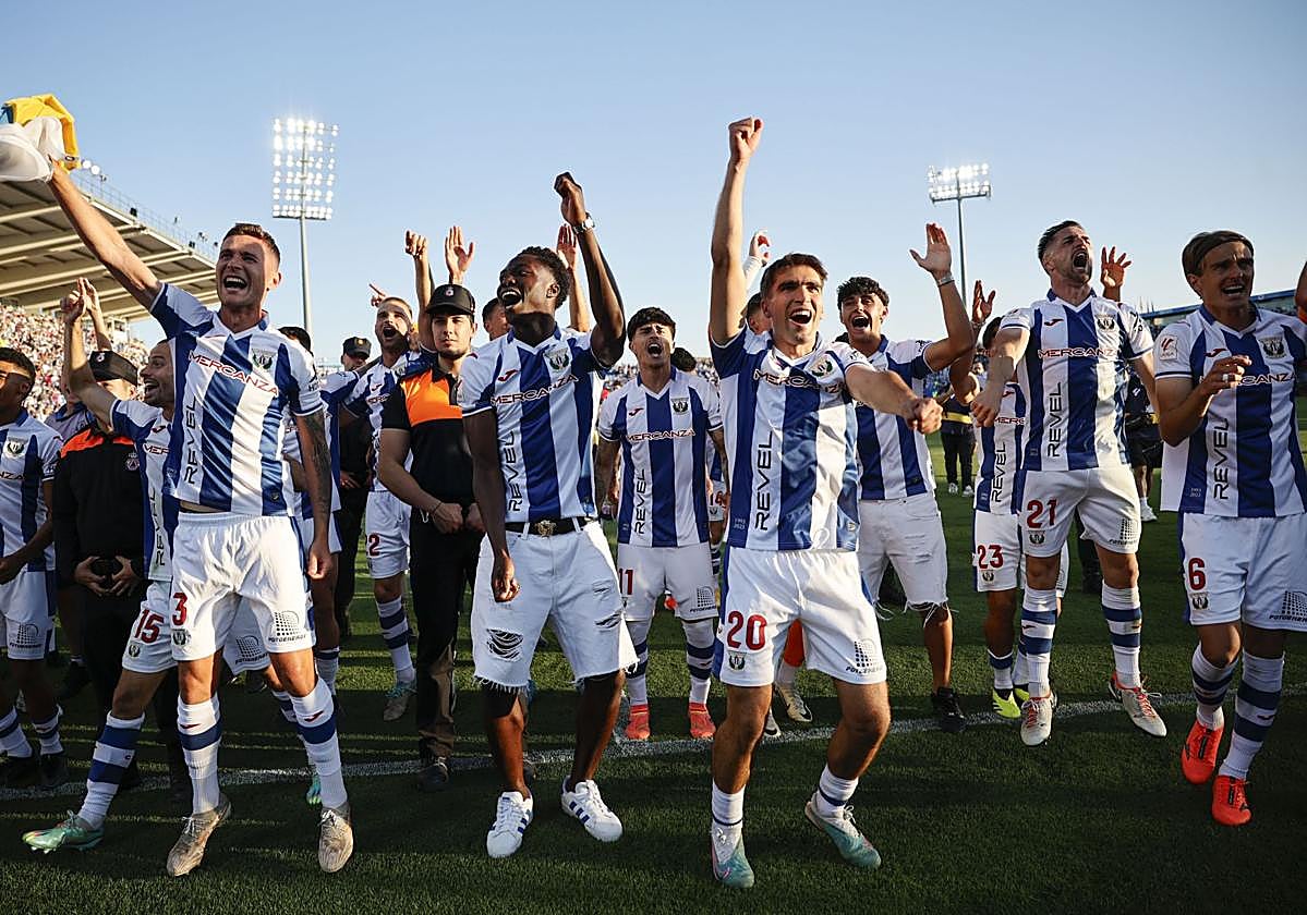 Los futbolistas del Leganés celebran el ascenso a Primera división en Butarque.