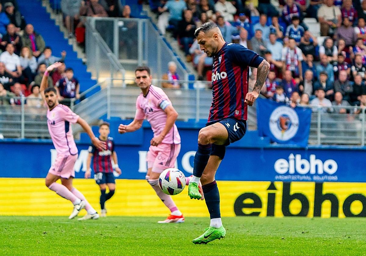 Stoichkov controla un balón contra el Oviedo.
