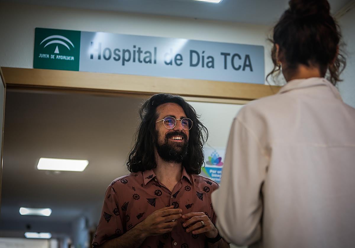 El coordinador de la unidad de TCA de Granada, Carlos Martínez, junto a una paciente.