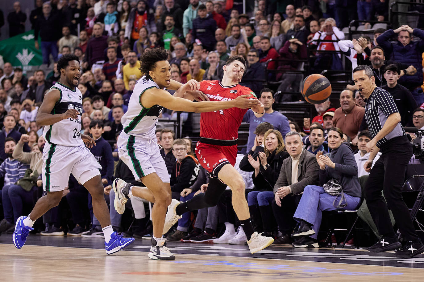 David Kramer pelea por un balón ante el jugador del Joventut Yannick Kraag.