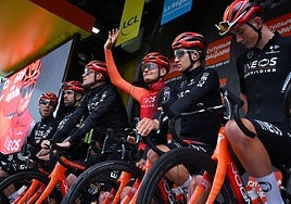 Carlos Rodríguez, en el centro, saluda rodeado del resto de su equipo.