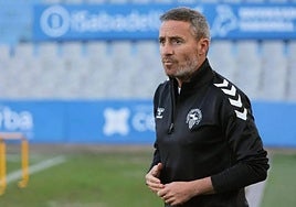 El entrenador granadino Óscar Cano, durante un entrenamiento con el Sabadell esta pasada temporada.