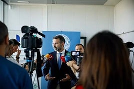 El consejero de Agricultura, Pesca, Agua y Desarrollo Rural de la Junta de Andalucía, Ramón Fernández-Pacheco, atiende a los medios en la Universidad de Almería.